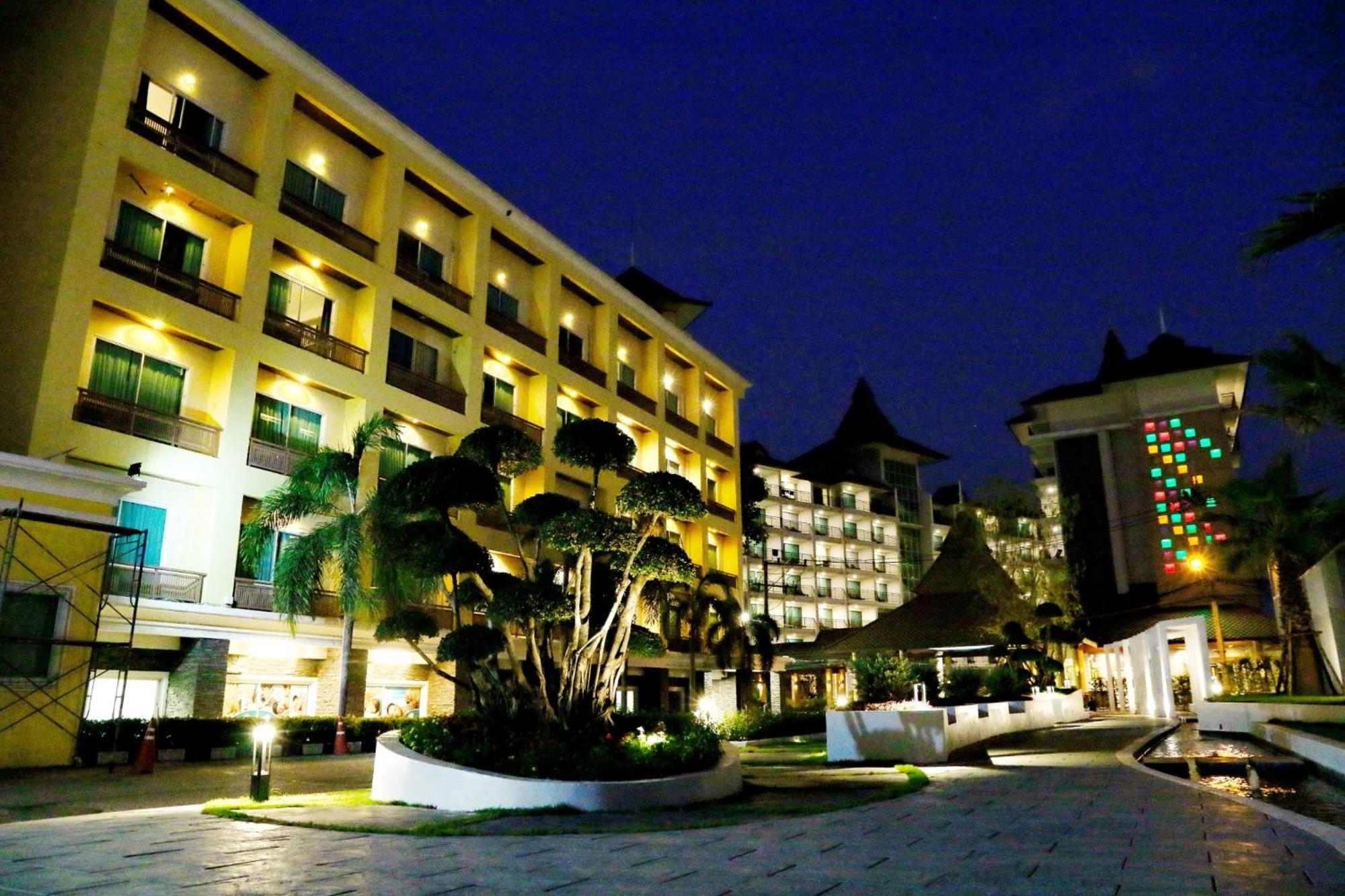 Crystal Palace Luxury Hotel Pattaya Exterior photo