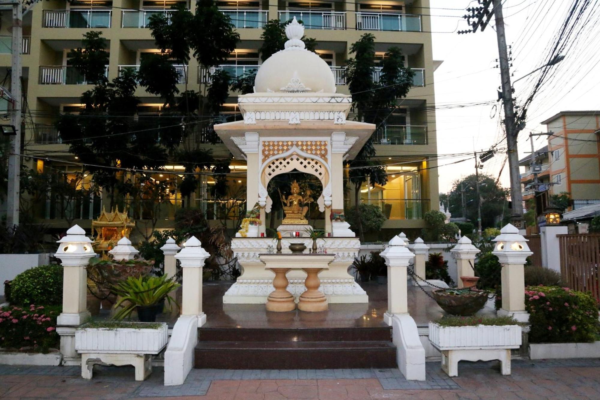 Crystal Palace Luxury Hotel Pattaya Exterior photo